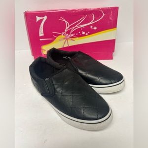 7 Color Black quilted slip on shoes, size 6